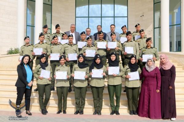 جامعة الاستقلال: تخريج الطلبة المشاركين في دورة حقوق المرأة